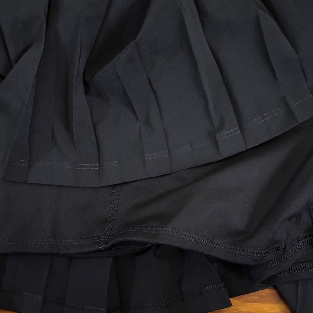 Elegant Black Pleated Skirt - Picture 2 of 3